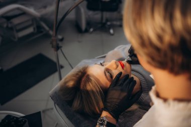 Dudaklarında kalıcı makyaj malzemesi var. Yüksek kalite fotoğraf