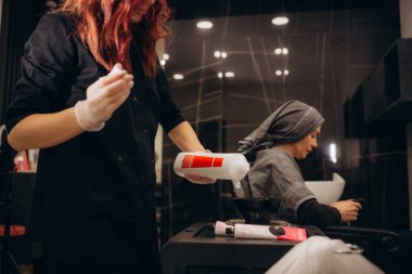 Kadın ellerine saç boyama aletleri. Evde saç boyası. Yüksek kalite fotoğraf