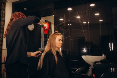 Kuaför müşterisinin kafasını kurutuyor. Kuafördeki kadın. Yüksek kalite fotoğraf