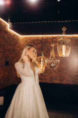 Bir mağazada gelinlik deneyen bir kadın. Yüksek kalite fotoğraf