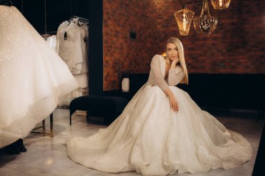 Gelinlik dükkanında beyaz elbiseli güzel bir kadın. Yüksek kalite fotoğraf