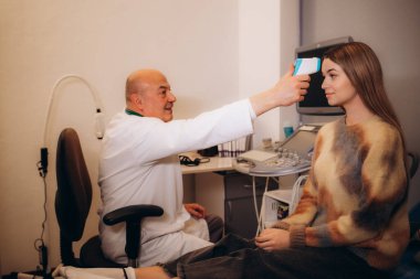 Coronavirüs enfeksiyonunu bulmak için termometreyle kadın ateşini ölçmek, Covid-19. Yakın çekim. Yüksek kalite fotoğraf