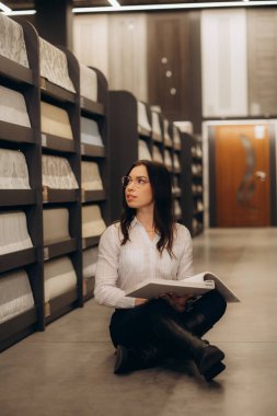 Apartmandaki kadın duvar kağıdı seçiyor. Yüksek kalite fotoğraf. Yüksek kalite fotoğraf