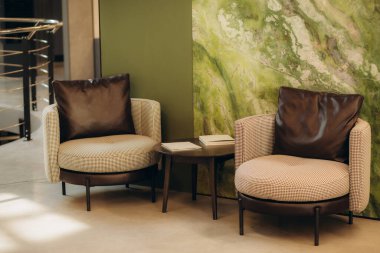 Parlak oturma odasında modern şömine ve kanepeler. Panoramik pencereli lüks bir daire. Satılık geniş bir ev. Ev rahatlığı. Çağdaş iç tasarım. Yüksek kalite fotoğraf