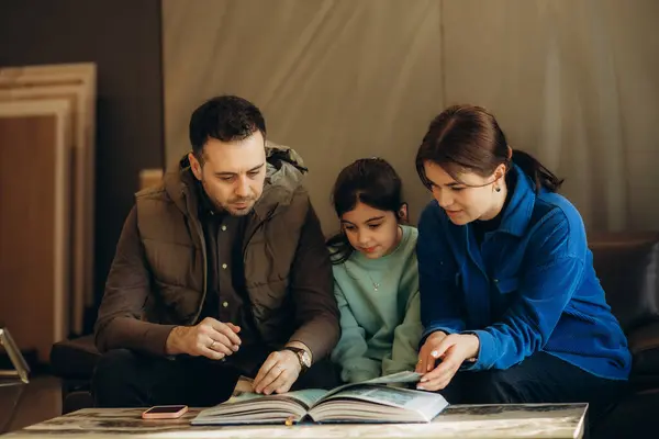 Young Family Looking Product Catalog Hardware Store — Stock Photo, Image