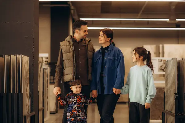 Family Walks Construction Supermarket Dad Mom Two Sons Daughter Walking — Stock Photo, Image
