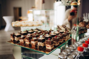 Parti için tatlı masası. Kek, kek, tatlılık ve çiçekler. Yüksek kalite fotoğraf