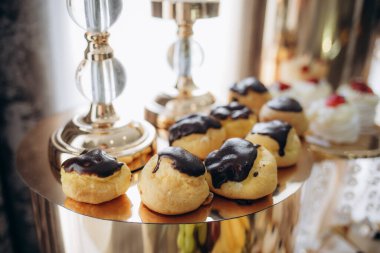 Lezzetli bir düğün. Şölen için çikolata. Kutlama konsepti. Modaya uygun tatlılar. Şekerli, şekerli bir masa. Meyveler. Yüksek kalite fotoğraf