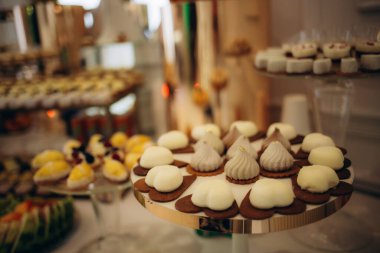 Lezzetli bir düğün. Şölen için çikolata. Kutlama konsepti. Modaya uygun tatlılar. Şekerli, şekerli bir masa. Meyveler. Yüksek kalite fotoğraf