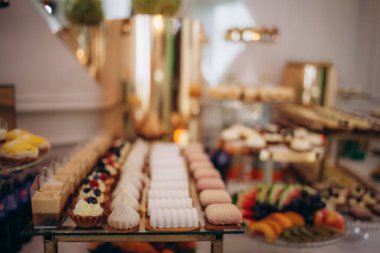 Lezzetli bir düğün. Şölen için çikolata. Kutlama konsepti. Modaya uygun tatlılar. Şekerli, şekerli bir masa. Meyveler. Yüksek kalite fotoğraf