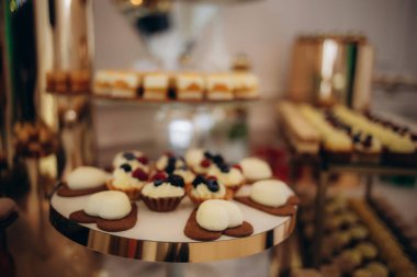 Lezzetli bir düğün. Şölen için çikolata. Kutlama konsepti. Modaya uygun tatlılar. Şekerli, şekerli bir masa. Meyveler. Yüksek kalite fotoğraf