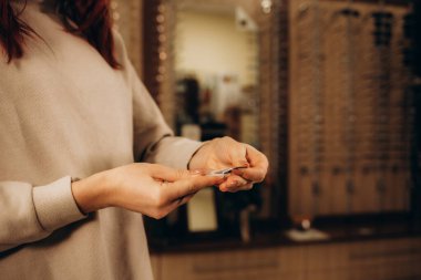 Kadın kontakt lens içeren bir çantayı açıyor. Vizyon Düzeltme ve Sağlık Hizmetleri. Lenslerle temas kur. - Evet. Yüksek kalite fotoğraf