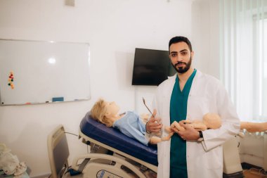 Pratik bir seansta jinekolog-doğum uzmanı öğrenci.