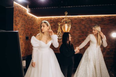 İki güzel gelin gelinlik deniyor.