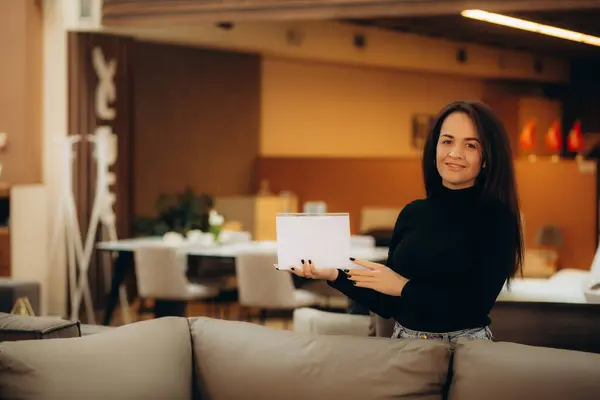 Een Vrouw Verkoper Van Sofa Met Een Wit Bord Haar — Stockfoto