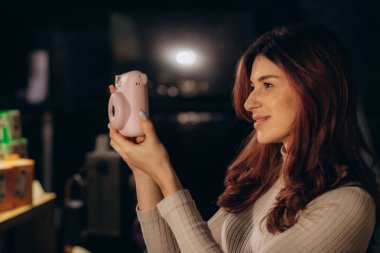 Bir kadın anında basılmış bir kamera seçer.