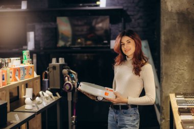 Kablosuz elektrik süpürgesi alan bir kadın. Yüksek kalite fotoğraf