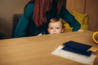 Seyahat acentesinde küçük bir kız.