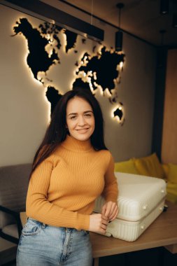 Güzel bir kadın tatile çıkıyor.