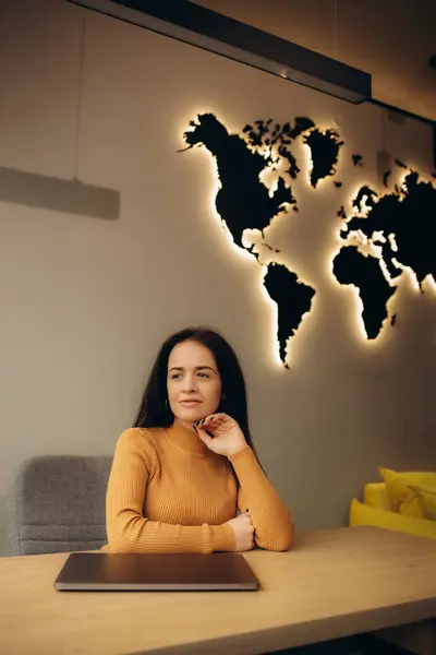 Mulher Agente Viagens Escritório Fundo Mapa Mundo — Fotografia de Stock