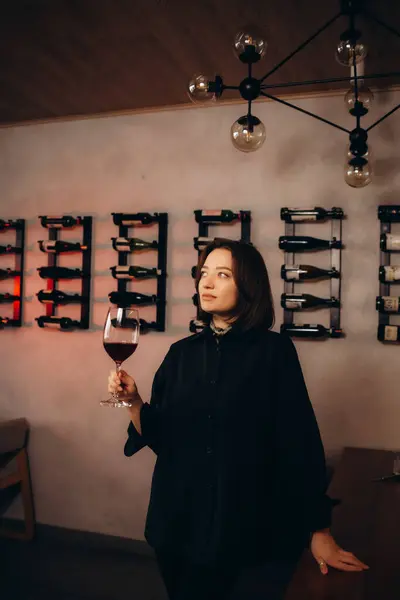 Woman Wine Cellar Barrels Background Drinking Tasting Wine — Stock Photo, Image