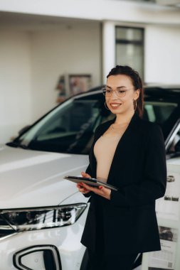 Kadın araba satıcısı showroom ayakta 