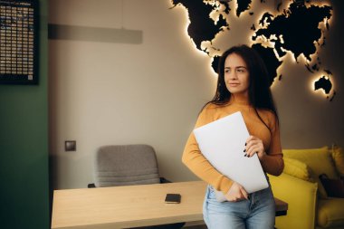 Dünyayı avuçlarımın içinde tutuyorum. Çekici kadın seyahat acentesi modern ofisinde çalışırken bir küre gösteriyor ve gülümsüyor. 