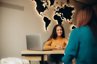 Çocuğu olan genç bir anne seyahat acentesinde tatil yapmayı seçer.
