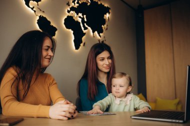 Genç bir anne seyahat acentesinde tatil yapmayı seçer.