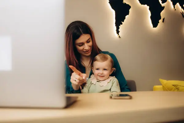 Mutter Zeigt Ihrer Tochter Urlaubsmöglichkeiten Auf Laptop Reisebüro — Stockfoto