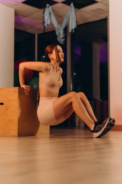 Genç sporcumuz tezgah spor salonunda kullanarak ağız kavgası yapıyor