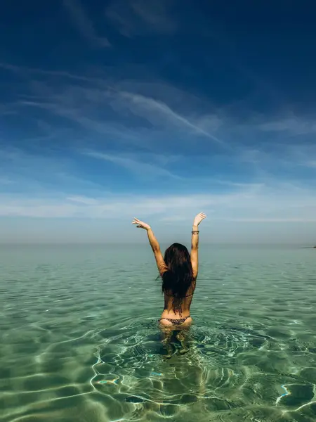 Deniz Suyundan Güzel Bir Kadın Çıkar Denizde Zevkle Yüzen Mutlu Telifsiz Stok Fotoğraflar