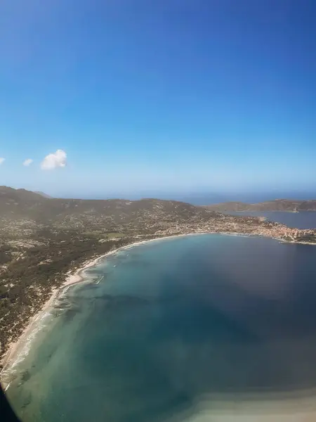Ein Blick Aus Einem Flugzeugfenster Auf Die Küste Korsika Frankreich Stockfoto