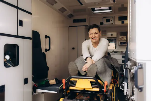 Ambulansın Ortasında Mutlu Bir Kadının Portresi Telifsiz Stok Fotoğraflar