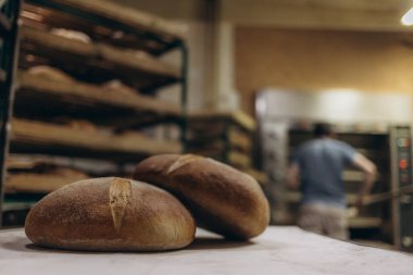 pişmiş ekmek ekmek üretim hattı üzerinde