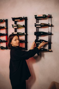 Güneş ışığı kopya alanı ile aydınlatılmış tatma oturumu sırasında güneş ışığına şarap bardağı tutan kadın şarapgarinin bel kadar portre