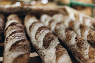 Ahşap arka planda Fransız ekmeği. Yan görünüm.