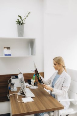 beyin tomografi sonucu olan genç bir kadın doktor açılış zarf