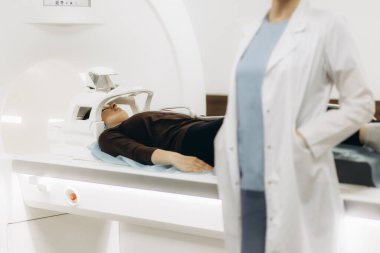 Tomografiden geçen kadın hastaya bakan doktor.