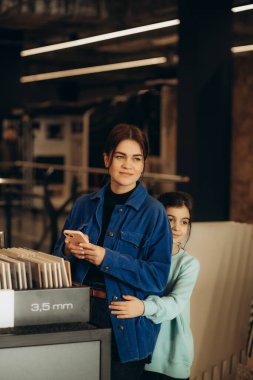 Anne ve kızı döşeme için fayans seçiyorlar.