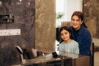 Bir aile evi için bir duş sistemi seçer.