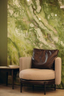 Bir yatak mağazasında sergi sandalyesi.