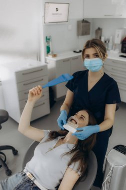 Diş hekimi, ayna ve kadın, diş temizliği, diş teli ve diş muayenesinden sonra gülümsemeyi kontrol edin. Sağlık sigortası, dişçilik ve diş hekimliği ve diş hekimliği, sağlık ve temizlik için diş hekimi olan mutlu kadın hasta.