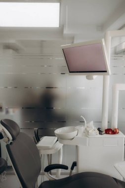 Bulanık diş kliniği geçmişi. Modern diş muayenehanesinin odağından çıkmış iç mimarisi.