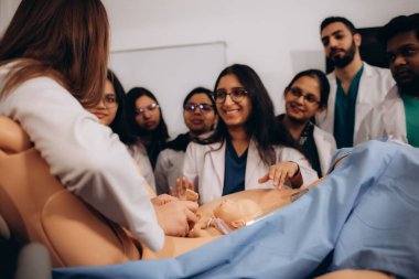 Tıp öğrencileri bebek doğurtmayı öğrenirler.