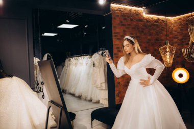 Gelin, düğün salonundaki aynada kendi fotoğrafını çekiyor.