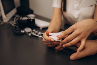 Doktor kan şekeri genç erkekler ölçme