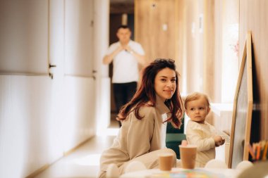 Anne ve kızı hastanede beklerken resim yapıyorlar.