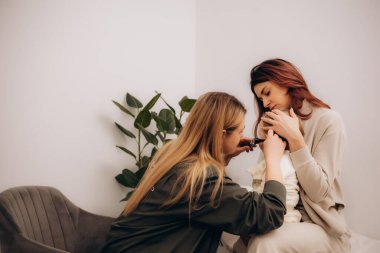 Anne ve çocuk aile doktoruna gidiyor. Anne ve çocuk modern klinik ya da hastanenin ofisinde dost canlısı bir çocuk doktoruyla konuşuyor. Genç anne ve küçük kızı pratisyen hekimin tavsiyesini dinliyor.