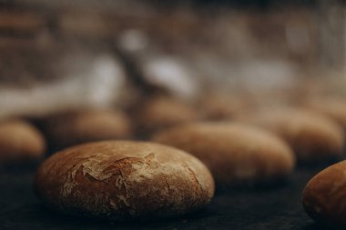 修道院の小屋신선한 뜨거운 빵을 구운 loafs 생산 라인에 